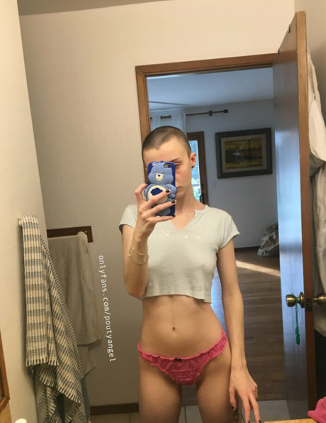 poutyangel OnlyFans Nacktfotos
