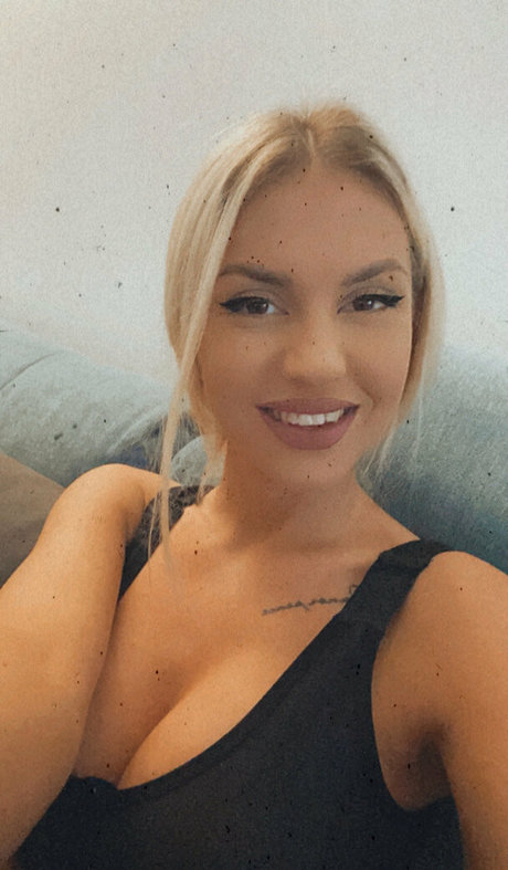 tonnia OnlyFans Inhalte