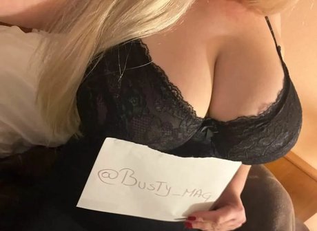 Busty Magazine OnlyFans Lesbisch