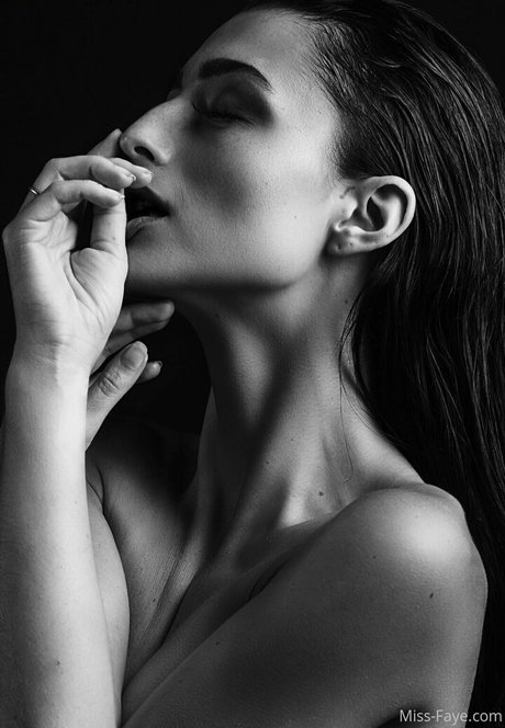 ohheymissfaye OnlyFans Strip