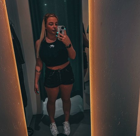 Sarah Neuhaus OnlyFans Archiv