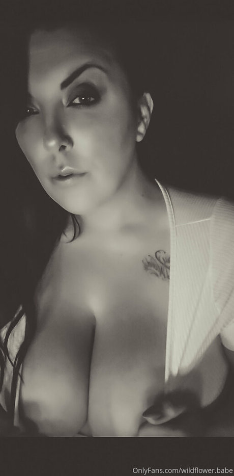 wildflower babe OnlyFans nackte Brüste