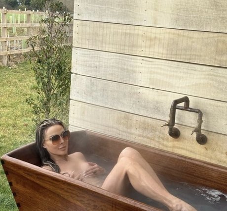 Lizzie Cundy OnlyFans Bilder