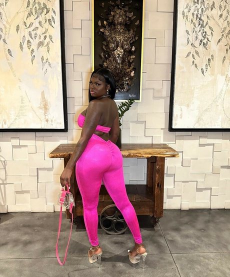 doseofneez OnlyFans-Model