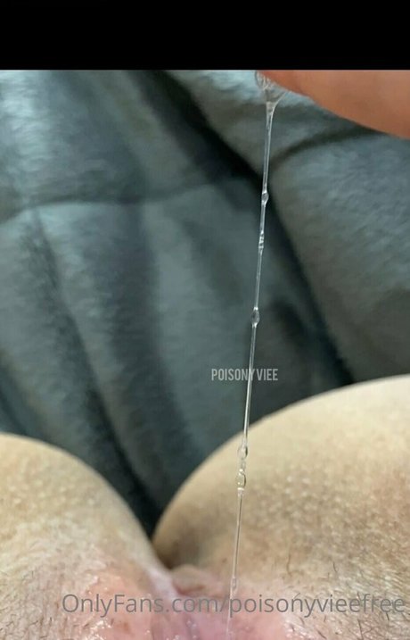 poisonyvieefree OnlyFans nackte Brüste