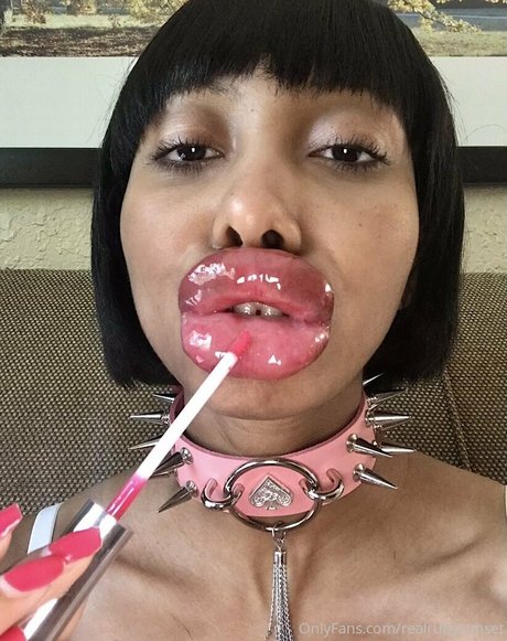 realrubysunset OnlyFans-Bilder