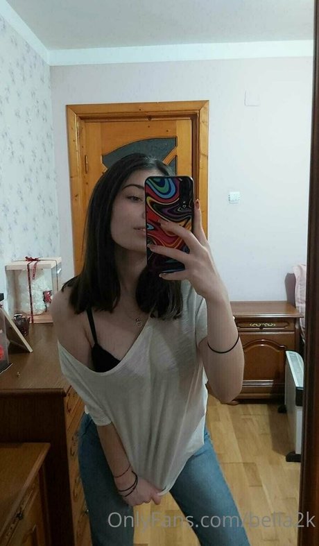 bella2k OnlyFans-Model