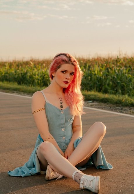 Di Simon Nacktbilder geleakt OnlyFans Aufgedeckt