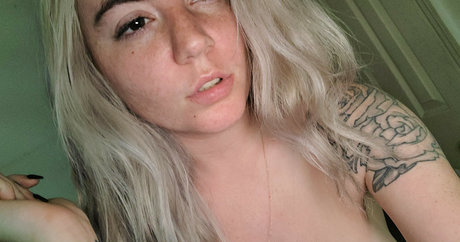 Sara Mills Nacktpornos auf OnlyFans