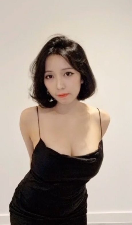 Erkleve Nacktbilder von OnlyFans geleakt