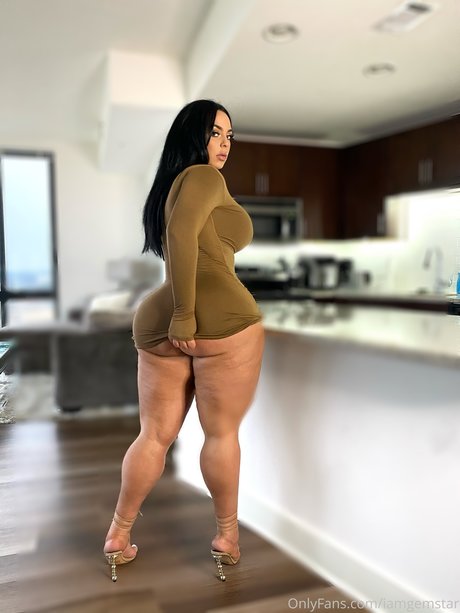 Gemstar Nacktbilder von OnlyFans geleakt