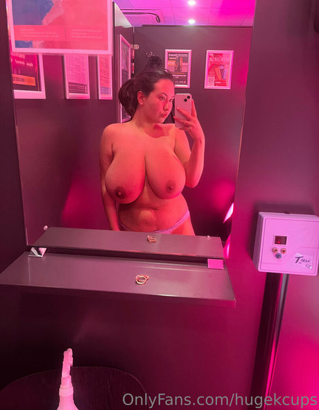 Hugekcups OnlyFans nackte Brüste