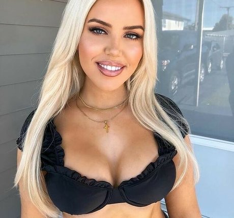 Sarah Sinclair OnlyFans schlank