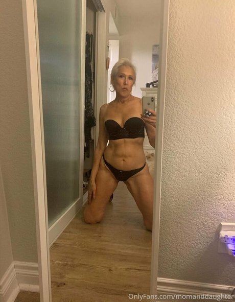 momanddaughter OnlyFans Bilder