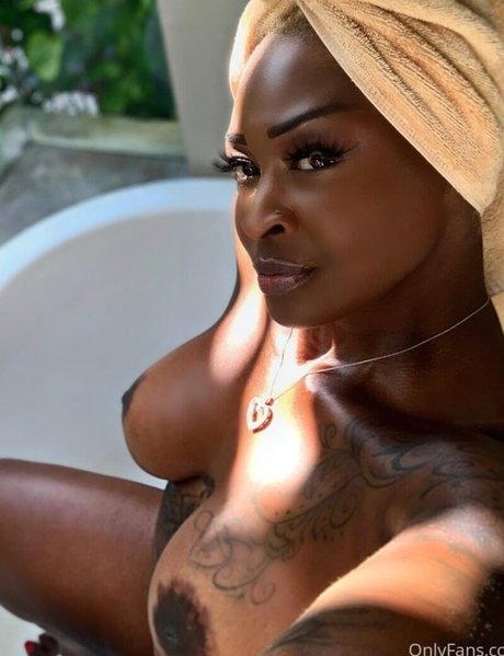 Monna White OnlyFans Fotos