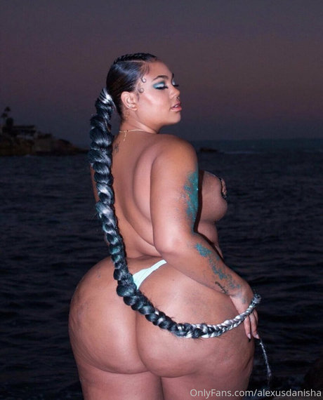 alexusdanisha OnlyFans geleakte Brüste