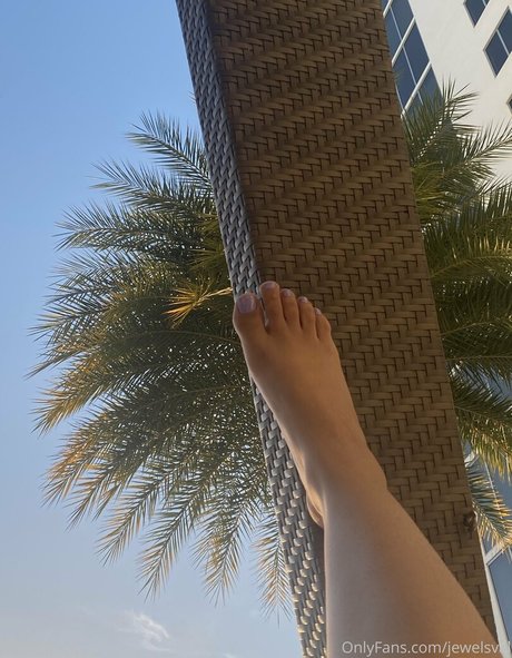 jewelsval OnlyFans schlank