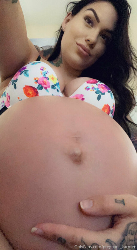 karmens library OnlyFans nackte Brüste