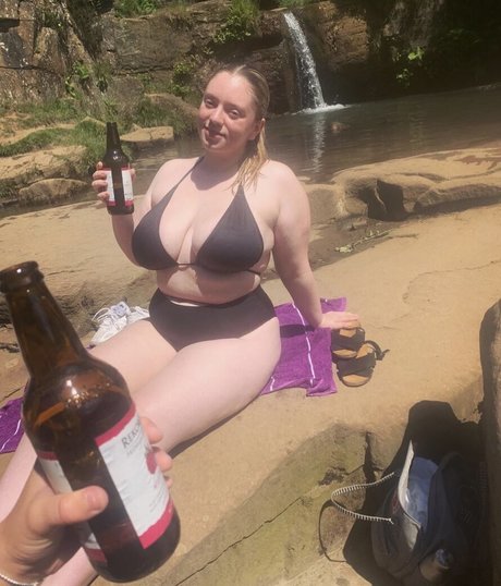 Hollie H OnlyFans Leak