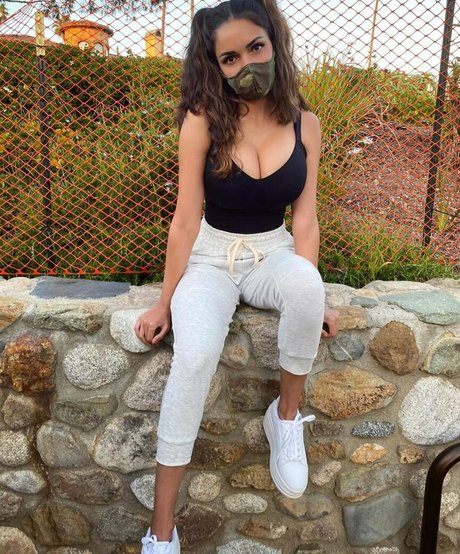 Tara Yazdi OnlyFans Nacktbilder