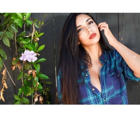 Tara Yazdi Brüste OnlyFans