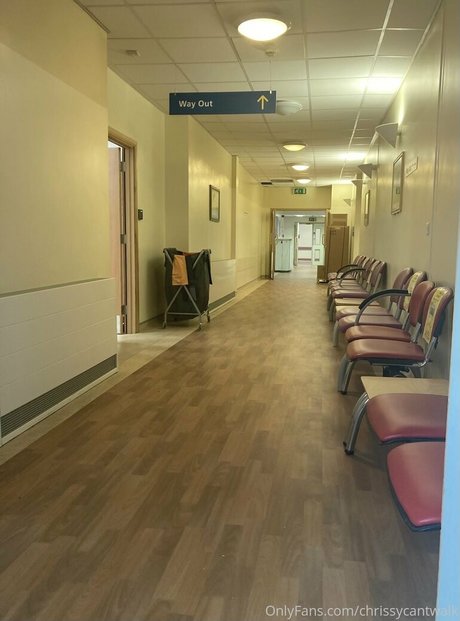 chrissycantwalk OnlyFans Bilder