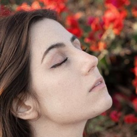 Dodie Clark OnlyFans Arsch Leak