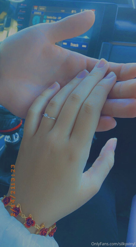silkyvinyl OnlyFans Nacktbilder