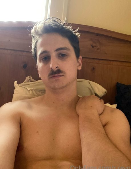 r reyn OnlyFans Sextape