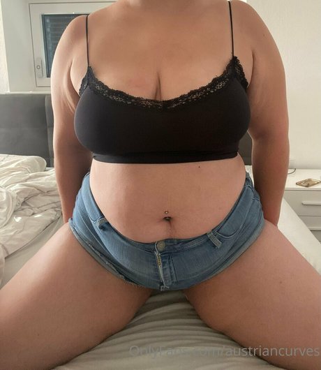 austriancurves OnlyFans Model Bilder