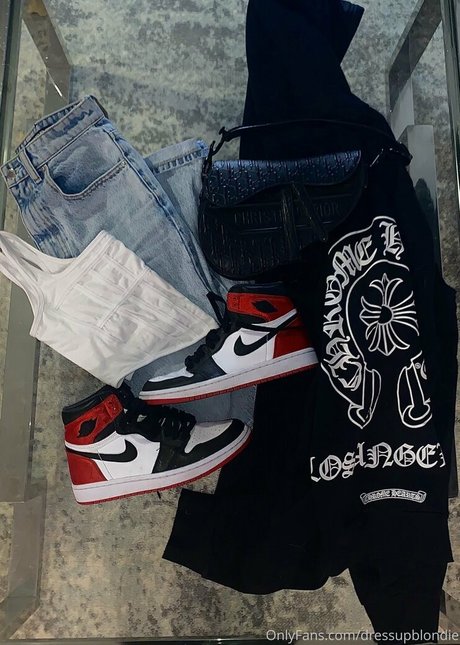 Dressupblondie OnlyFans Nacktfotos