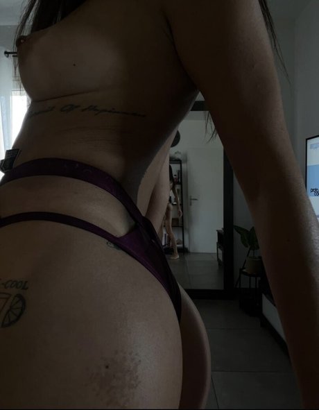 Julie Bertin Nackt geleakt OnlyFans