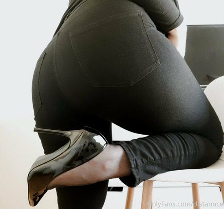 distannce OnlyFans-Bilder