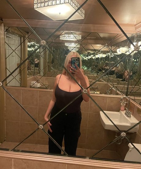 Holly Youpa OnlyFans Model Fotos