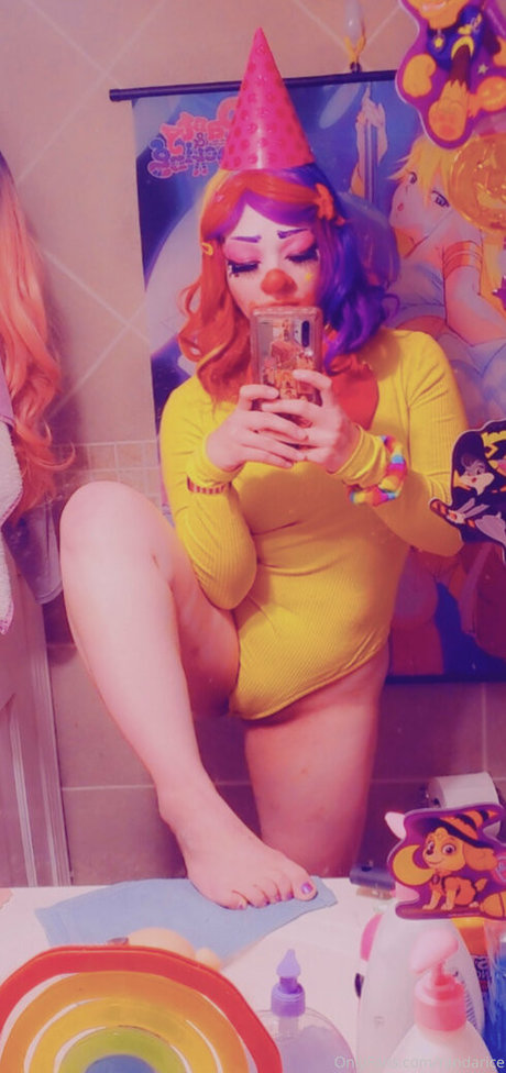 zierliche blonde onlyfans perfekte Bild