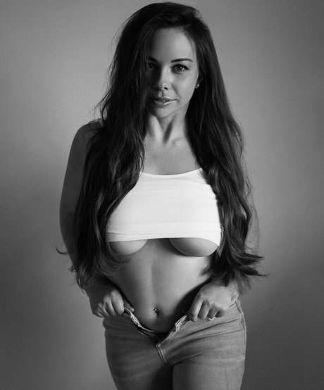 Carmen Palme NurlyFans-Brüste