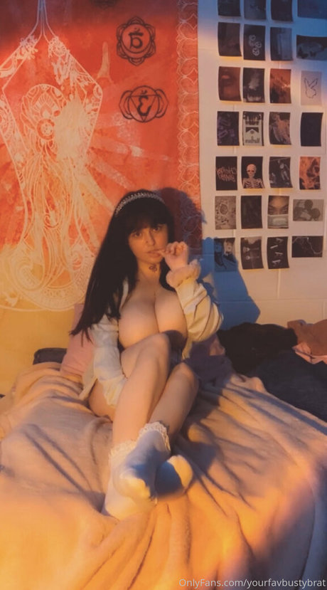 yourfavbustybrat OnlyFans Leak