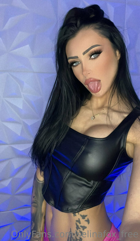 Selina Fox Oben ohne OnlyFans