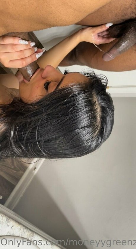 Money Green Zo OnlyFans nackte Brüste