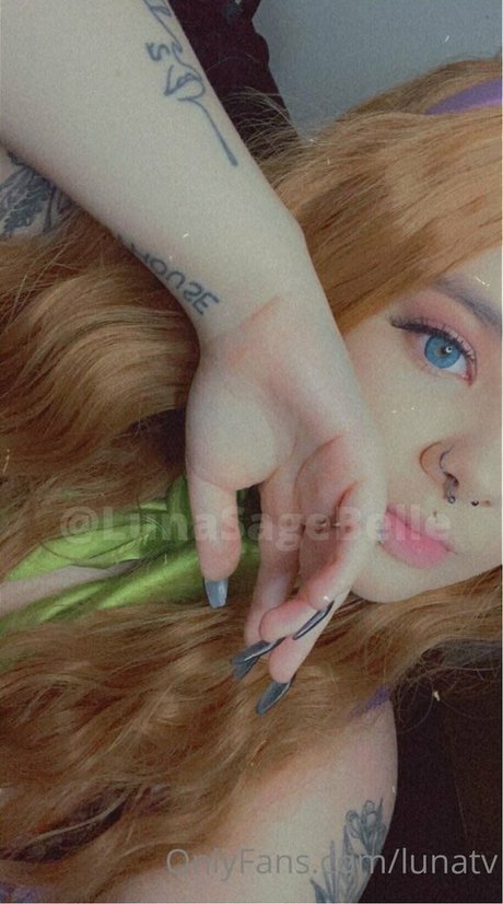 lunatv OnlyFans nackte Brüste