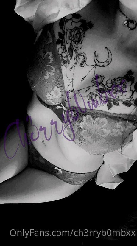 ch3rryb0mbxx OnlyFans Striptease
