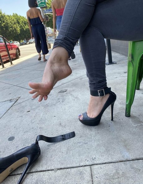 Serving Gaia OnlyFans Modelfoto