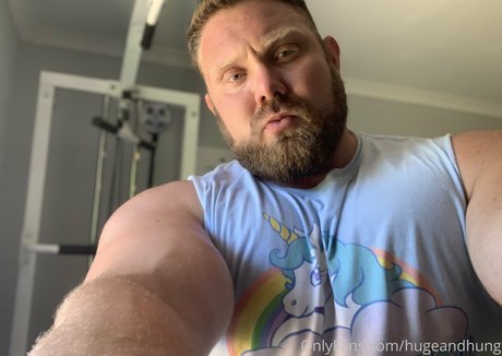 hugeandhung Strip OnlyFans