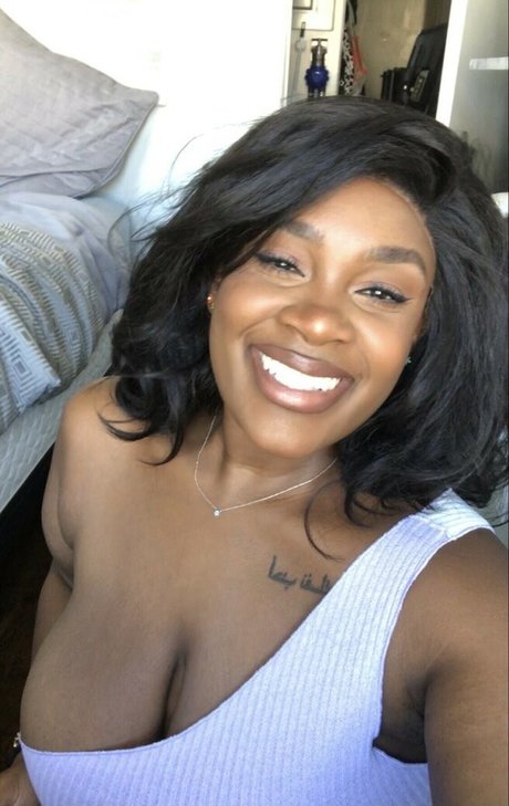 Zee Ngema OnlyFans Bilder