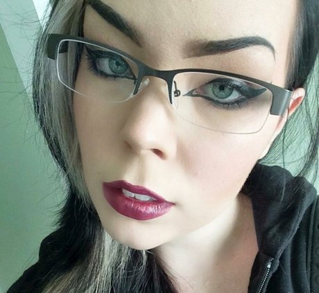 Suzy Berhow OnlyFans Bilder