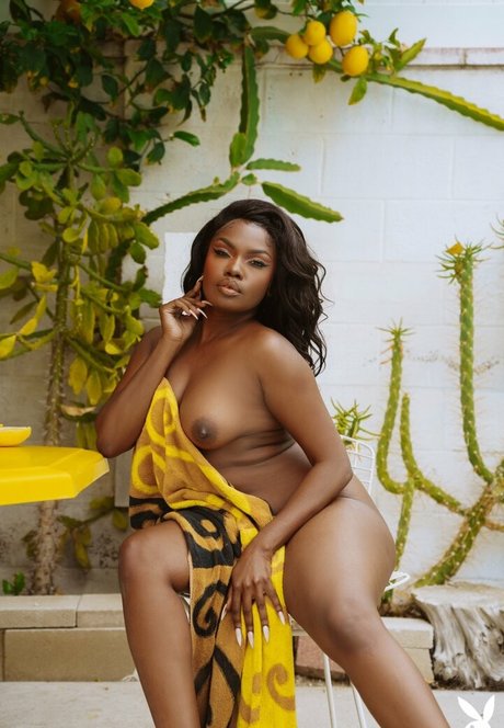 Aziza OnlyFans Model Bilder