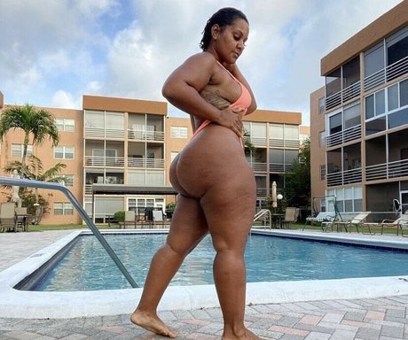 esmy v OnlyFans Beiträge