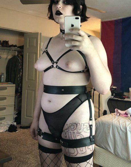 Scarlet Skeie Nacktbilder von OnlyFans geleakt