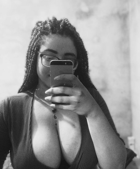 jyaasmim OnlyFans nackte Brüste