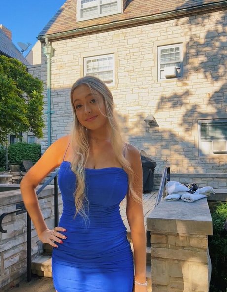 Alina Fernandez OnlyFans Striptease